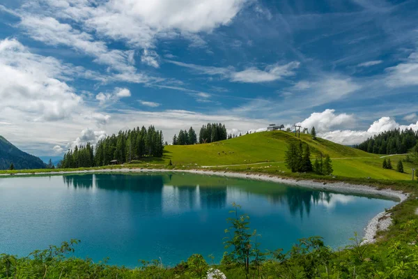 オーストリアの大きな山の上に素敵な青い緑の湖夏の曇り新鮮な日 — ストック写真
