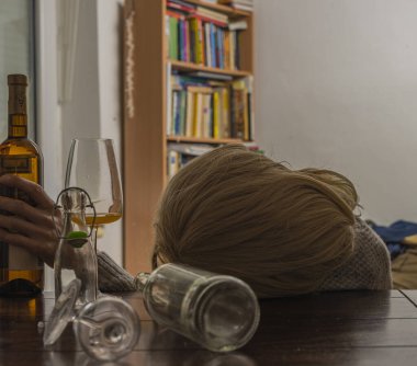 İçi alkol dolu sarı saçlı kadın.