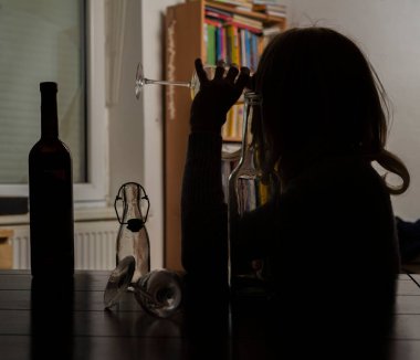 İçi alkol dolu sarı saçlı kadın.