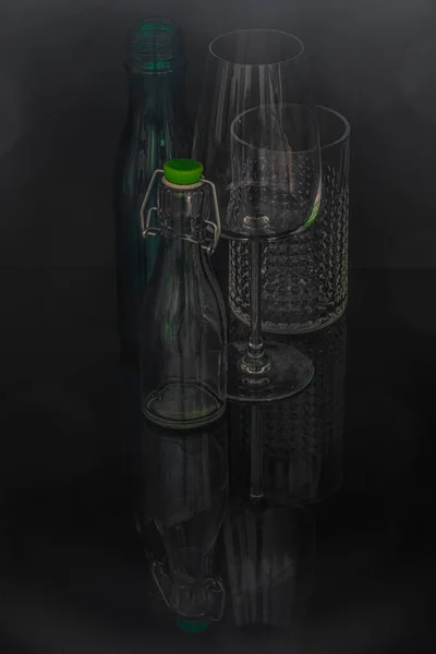 Fekete Háttér Üveg Palack Tükröződik Fekete Asztalon — Stock Fotó