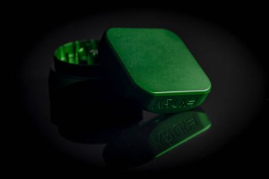 Siyah parlak masalı yeşil metal öğütücü