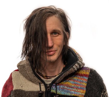 Uzun siyah saçlı adam portresi. Beyaz arka planda, el yapımı süveter.