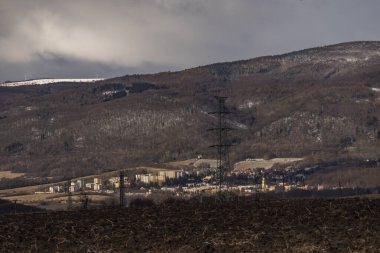 Kış günü Usti Nad Labem kenti yakınlarındaki Krusne dağı için Strizovicky tepesinden görüntü