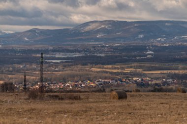 Kış günü Usti Nad Labem kenti yakınlarındaki Krusne dağı için Strizovicky tepesinden görüntü