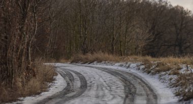 Kış günü Usti Nad Labem kenti yakınlarındaki Krusne dağı için Strizovicky tepesinden görüntü