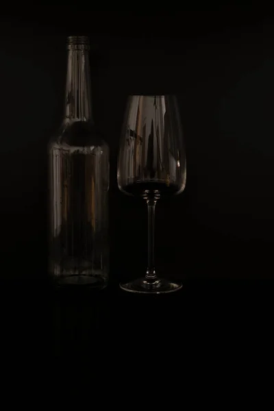 Чорний Фон Скляні Пляшки Відображенням Чорному Столі — стокове фото
