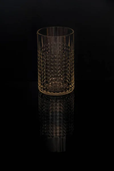 Svart Bakgrund Och Glasflaskor Med Reflektion Svart Bord — Stockfoto