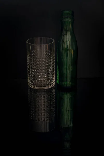 黒のテーブルに反射して黒の背景とガラス瓶 — ストック写真