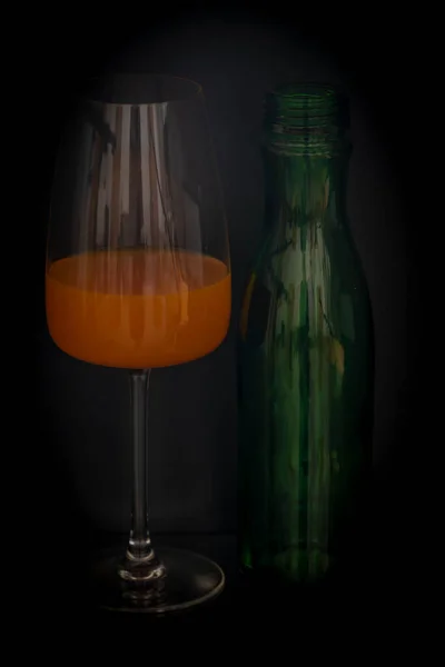 Fond Noir Bouteilles Verre Avec Réflexion Sur Table Noire — Photo