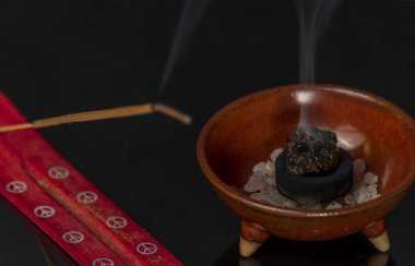 Parlak siyah masa üzerinde Aromatik sopa ve sakız olibanum