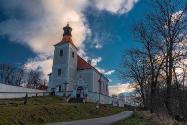 Güney Bohemya 'da, kış sabahı Doudleby' nin eski küçük köyüne bakın.