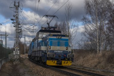 Mavi yolcu Çek eski treni Velesin İstasyonu 'nda kış soğuk gününde