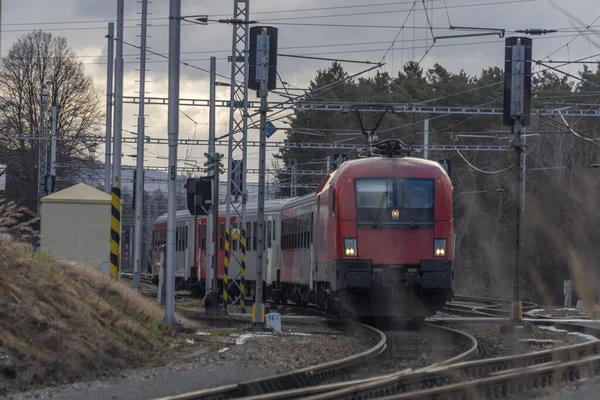 冬の寒い日にベレスィン駅で赤い旅客オーストリアの列車 — ストック写真