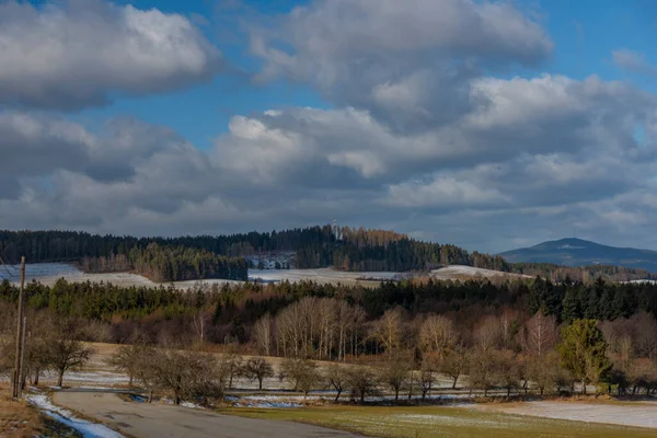 冬の風の強い寒い日にベレスィン町の近くの風景 — ストック写真