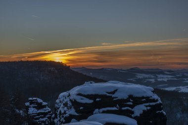 Kışın Tisa köyü yakınlarında turuncu güneş doğmadan önce karlı bir sabah