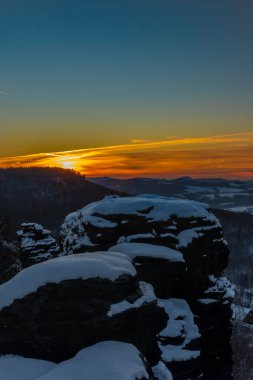 Kışın Tisa köyü yakınlarında turuncu güneş doğmadan önce karlı bir sabah