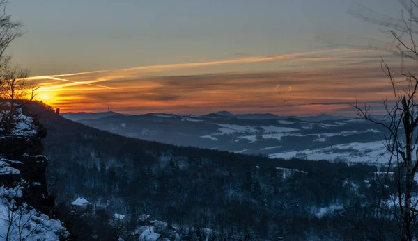 Pohled Blízkosti Vesnice Tisa Zimě Zasněžené Ráno Před Oranžovým Východem — Stock fotografie