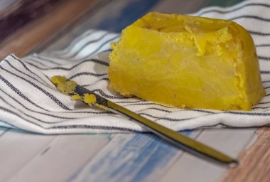 Sarı marihuana yağı renkli ahşap masa ve temiz çizgili çay havlusu.