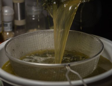 Mutfaktaki sıcak suda sarı ve yeşil marihuana tereyağı pişirmek