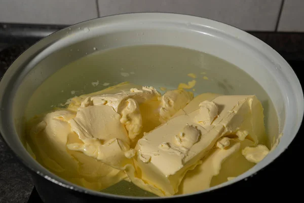 Vaření Žlutého Zeleného Marihuanového Léčivého Másla Teplé Vodě Kuchyni — Stock fotografie