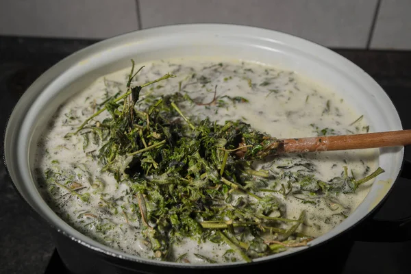 Mutfaktaki Sıcak Suda Sarı Yeşil Marihuana Tereyağı Pişirmek — Stok fotoğraf