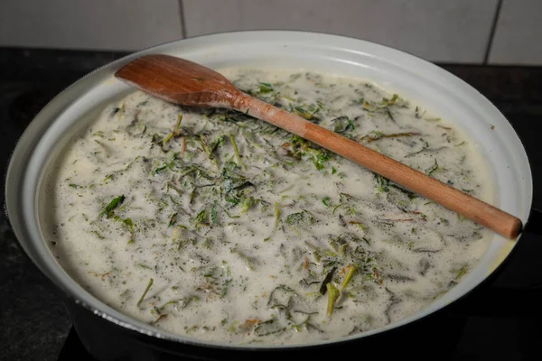 Koken Van Gele Groene Marihuana Medicinale Boter Warm Water Keuken — Stockfoto