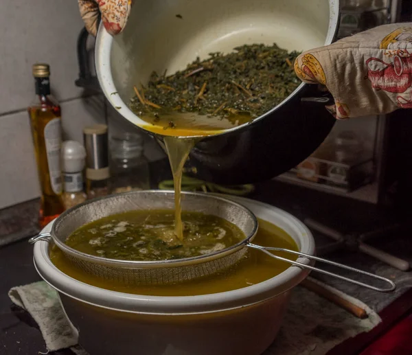 Mutfaktaki Sıcak Suda Sarı Yeşil Marihuana Tereyağı Pişirmek — Stok fotoğraf