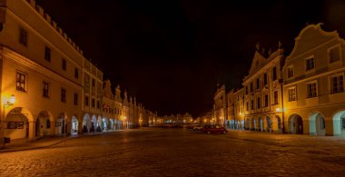 Telc kasabası, kışın, turuncu sokak lambalarıyla kara gece.