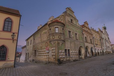 Kışın mavi gökyüzüyle güneş doğmadan önce soğuk, eski bir tarihi kasabaya telgraf çek