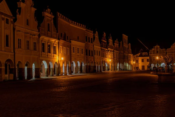 Telc Miasto Zimą Czarna Noc Pomarańczowymi Lampami Ulicznymi — Zdjęcie stockowe