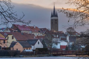 Kışın mavi gökyüzüyle güneş doğmadan önce soğuk, eski bir tarihi kasabaya telgraf çek