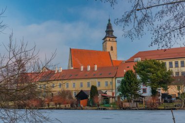 Kışın mavi gökyüzüyle güneş doğmadan önce soğuk, eski bir tarihi kasabaya telgraf çek