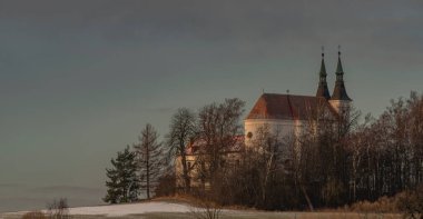 Sankt Jan Nepomucky Kilisesi Eski Telc kasabası yakınlarında kış sabahı