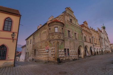 Kışın mavi gökyüzüyle güneş doğmadan önce soğuk, eski bir tarihi kasabaya telgraf çek