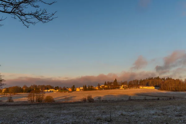 Sonnenaufgang Der Nähe Der Dörfer Ctibor Und Halze Kalten Schneeorangen — Stockfoto