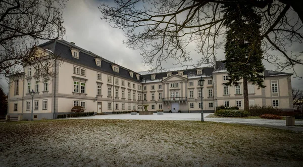 Kış mevsiminde sanat okulu olan Tachov kalesi soğuk, karlı, karanlık bir gün.