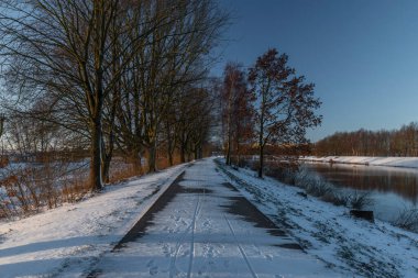 Kışın güneşli bir sabahta Ceske Budejovice şehrinde asfalt bisiklet yolu