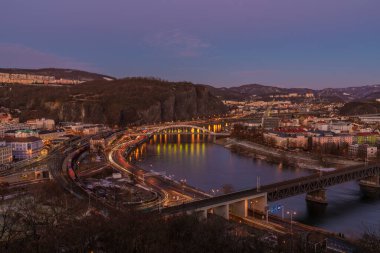 Vetruse 'un Usti Nad Labem şehrinin üzerindeki kış güneşli akşamdan sonraki görüntüsü