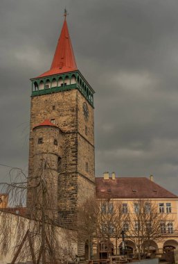 Jicin kasabası üstüne kış fırtınası, renkli eski binalar