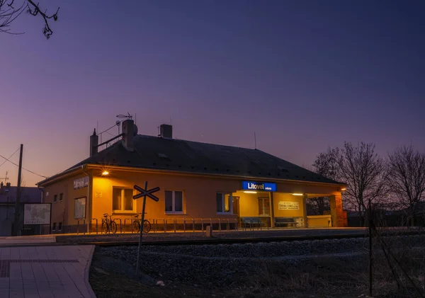 Bahnhof Litovel Stadt Mit Den Farben Des Sonnenaufgangs Himmel Wintermorgen — Stockfoto