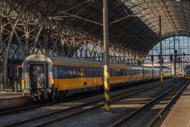 Prag ana istasyonu güneşli kış gecesinde trenlerle