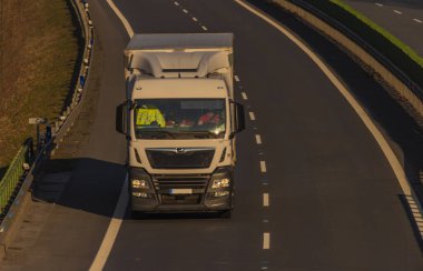 Olomouc kenti yakınlarındaki otoyol Kışın güneşli bir sabah
