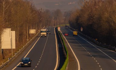 Olomouc kenti yakınlarındaki otoyol Kışın güneşli bir sabah