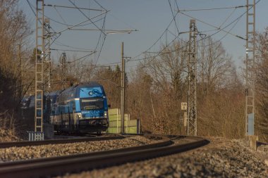 Güneşli kış gününde Senohraby İstasyonu yakınlarındaki hızlı yolcu treni.