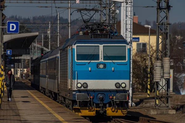 Stazione Zabreh Con Treni Passeggeri Merci Nella Soleggiata Giornata Invernale — Foto Stock