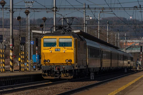黄色の乗客と晴れた冬の日に貨物列車とザブレー駅 — ストック写真