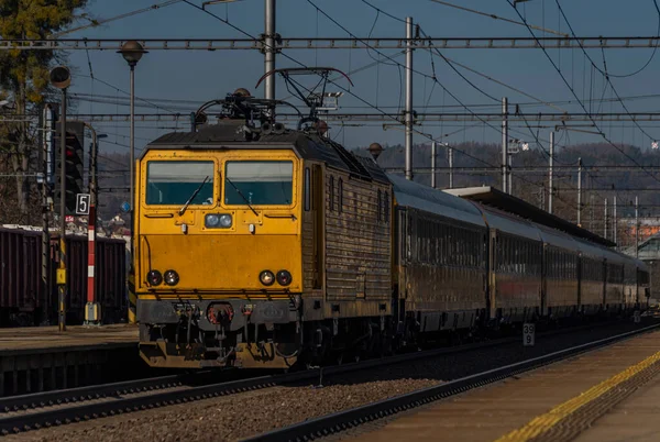 黄色の乗客と晴れた冬の日に貨物列車とザブレー駅 — ストック写真