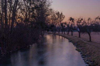 Litovel kasabasındaki Morava nehri kış sabahı gökyüzünde gündoğumu renkleriyle