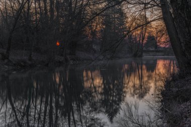 Litovel kasabasındaki Morava nehri kış sabahı gökyüzünde gündoğumu renkleriyle