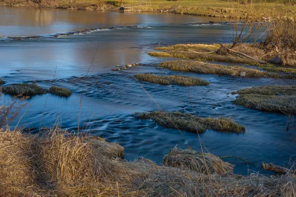 Río Sazava Valle Del Arroyo Mnichovka Con Cielo Azul Oscuro — Foto de Stock